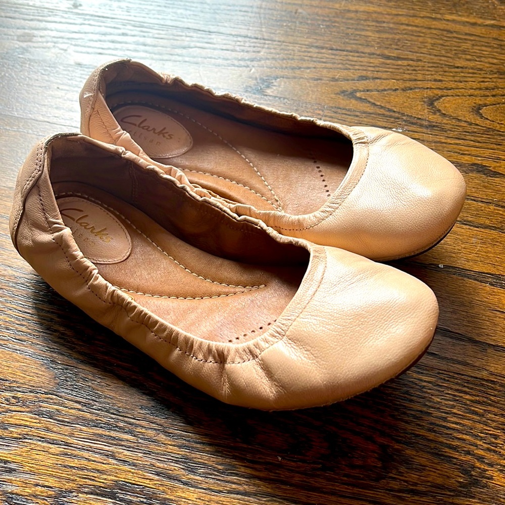 Womens Clark’s nude flats